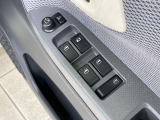 【電動格納ミラー】サイドミラーは電動格納式となっており、狭い駐車場でもキズがつくリスクを抑えられます。