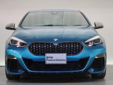【キドニーグリル】BMWの代名詞。一目見ただけでBMWであると認識できる確固たるアイコンとして存在感を放ちます。