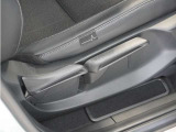 【ハイトアジャスター】レバーの上下操作だけで、座面を運転しやすい高さへ簡単に調節できます。