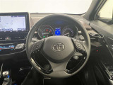 3本スポークステアリング!ステアリングスイッチ付!音量調整、メーター内ディスプレイの操作などが可能!全車速追従型クルーズコントロール付!
