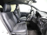 ゆったり室内で運転もしやすいです♪使い勝手の良い配置も考えられています!!