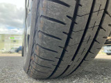 タイヤのトレッド面や溝、サイプの状態をしっかりご確認いただけます。CARGO瑞穂店では仕入れ品質に自信を持ち、細部の状態まで確認した車両のみを取り扱っておりますので、安心してお選びいただけます。