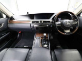 上質で落ち着いた印象のインパネ。視界も広々で運転しやすいです。
