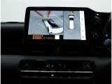 サイドクリアランスビュー表示中に、旋回時の運転操作に合わせて自動で車両を斜め後方から見たような映像を表示。