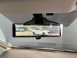 車両後方のカメラ映像をミラー面に投影します。社内の状況や天候に左右されずいつでもクリアな後方視界が得られます。