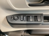 電動格納式リモコンドアミラーと、パワーウィンドウスイッチ等は運転席ドアにあります。