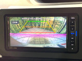 【バックカメラ】駐車時に後方がリアルタイム映像で確認できます。大型商業施設や立体駐車場での駐車時や、夜間のバック時に大活躍!運転スキルに関わらず、今や必須となった装備のひとつです!
