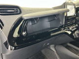 ちょっとしたところは収納ボックスにもなっています。車内はサイズも決まっているので、収納が少ないと思っているアナタ!ご安心ください。さまざまなところに収納が隠れているんです♪