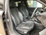 シートはアルカンタラ&テップレザー仕様です。ホールド感のあるフロントシートは長時間の運転でも疲労感を感じさせず、腰への負担も軽減させます