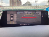 車両の前後左右にある4つのカメラを合成することで、まるでご自身のクルマを空から見ているような俯瞰での映像を映し出してくれます。バック時ももちろんのこと、前進時に視界の悪い交差点でも役に立ちますね。