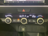 【オートエアコン】一度お好みの温度に設定すれば、車内の温度を検知し風量や温度を自動で調整。暑い&hellip;寒い&hellip;と何度もスイッチ操作をする必要はありません。快適な車内空間には必須の機能ですね♪