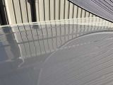 ルーフに、1cm〜5cmほどのへこみが複数ある車両となっております。