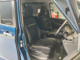 運転席、助手席です。座面も広くゆったりと座れてアームレストも付いているので重宝します。