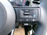 プロパイロット搭載です。アクセル、ブレーキを自動でコントロールして前のクルマとの車間距離を保つ手助けをします。