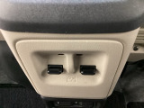 パワーウインドウは運転席で全席のドア2枚とも上下の操作ができるようになっています。
