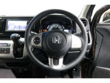 運転中もハンドルでの操作が可能です。特に高速道路等の目が離せない運転時には、便利さだけでなく、安全性も兼ね備えております。