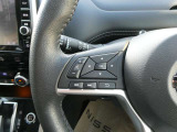 運転走行も画面に触れることなく手元操作が可能な便利なハンドルリモコン。
