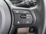 【アダプティブクルーズコントロール】ステアリングのスイッチを操作するとミリ波レーダーで先行車との距離を測定。設定を適切に保ちながら加速・減速、さらに停止まで自動に追従します。