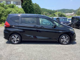 狭い駐車場でも、スライドドアならチャイルドシートへのお子さまの乗降や荷物の積載もスムーズ。