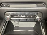 温度の設定のみで快適な風量やモードなどを自動調整してくれるフルオートエアコンを装備!