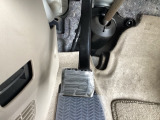 パーキングブレーキはフット式なので運転席と助手席の間はすっきり、移動も楽々です。さっと手が届く位置にATセレクトレバーやエアコンスイッチなどがあり操作性に優れています