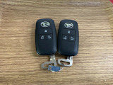 【スマートキー】 スマートキーを携帯していれば、ドアハンドルのボタンを押してロックの解除ができ、パワースライドドアもワンタッチで開閉できます。