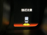 パーキングセンサーシステムは走行中に障害物が迫ると音と表示でお知らせ、低速走行時時の安心感を高めます