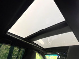 【サンルーフ】開放感たっぷりの希少装備、サンルーフが装着されています!車内に明かりを取り入れたり景色を楽しむ以外にも、車内の空気も簡単に換気できて快適です!