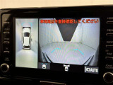 パノラミックビューモニターを装備。駐車場や交差点でクルマを真上から見るように周囲を確認できます。機能の詳細は販売店スタッフまでおたずねください。