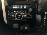 オートエアコンなので車内で快適に過ごせます。