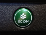 エンジン、エアコンなどを制御し低燃費な『ECONモード』に、また走りを楽しみたいとき、空調など快適性を重視したいときにはスイッチOFFで通常モードに切り替えができます!