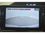バックガイドモニター(バックモニター)付き。車両後方の映像をナビ画面に表示し、駐車などの後退操作をサポートします。