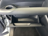 ちょっとしたところは収納ボックスにもなっています。車内はサイズも決まっているので、収納が少ないと思っているアナタ!ご安心ください。さまざまなところに収納が隠れているんです♪