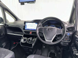 運転席まわりです。 各操作スイッチは使いやすい位置に配置されてます。