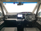 【前方視界】開放的な前方視界!運転がしやすく疲れにくいです♪窓が大きく、見通しがとっても良いおクルマですよ♪