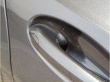 【デザインとの融合】BMWデザイナーが創り出したボディデザインを損なう事のない様に配置とデザインに拘っています。ドアノブについてもBMWの拘りに妥協はありません。
