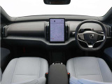 ドライバー・ディスプレイとセンターディスプレイを、12.3インチのタブレットに集約しました。運転操作に必要な情報とよく使う機能のコントロールボタンを、同一画面内にわかりやすく表示させることができます。