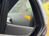 【ブラインドスポットモニター】走行中、ドアミラーの死角になりやすい箇所に後続車が接近するとサイドミラーのレンズに警告を表示!ドライバーに注意喚起をしてくれます。
