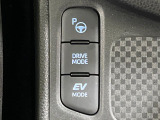 【リモート機能つきアドバンストパーク】専用スマートフォンアプリの使用で、車外から遠隔駐車・出庫が可能な先進機能。広い場所で乗り降りしたい時に便利です♪