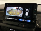 リバースギアに入れるだけで後方の表示へ切り替わります。夜間や雨の日の駐車も楽になりますよ。