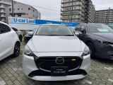 精悍な表情のMAZDA2のフロントマスク。夜間も遠くまで明るく照射するLEDヘッドライトを装備し、視界の確保はもちろん省電力性にも優れています。スタイリッシュなデザインと安心の走りを届けます。