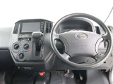 運転席から見たハンドルダッシュまわりになります。