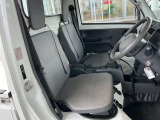 運転のしやすさや、乗り降りにも配慮した運転席