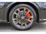 21インチ Fスポーツ専用アルミホイールです。LEXUSロゴ入りのオレンジブレーキキャリパーです。