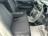 乗り心地の良いフロントシートです。足回りも広々としておりますので、長時間の運転も疲れづらいですよ。