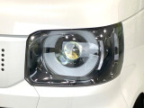 【LEDヘッドライト】悪天候や夜間走行時も良好な視界を確保し安心して運転できる高輝度LEDヘッドライトを装備!点灯速度が早く、消費電力も抑えられています。