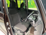 運転席まわりには十分なスペースがあり、大柄な方でもゆったり運転していただける環境です。