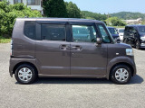 狭い駐車場でも、スライドドアならチャイルドシートへのお子さまの乗降や荷物の積載もスムーズ。