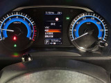 視認性に優れたメーターを採用しており、走行中でも車速や情報が分かりやすく表示されます。運転時の視線移動をむりのない範囲に抑え、快適で安心感のあるドライブをサポートします。