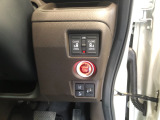 【両側電動スライドドア】リモコンや運転席のスイッチ操作のほか、ドアハンドルを少し引くだけでリアドアが自動開閉します♪